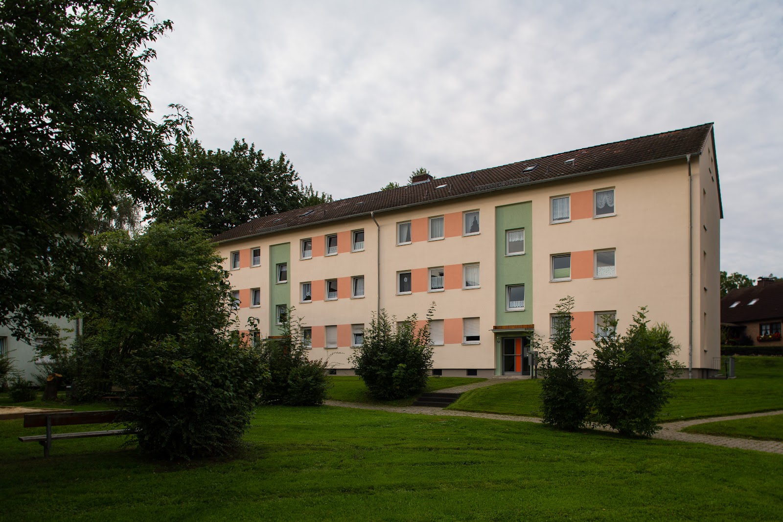 Praktisch geschnittene 3-Zimmer-Wohnung mit Badewanne und Balkon - Foto 2