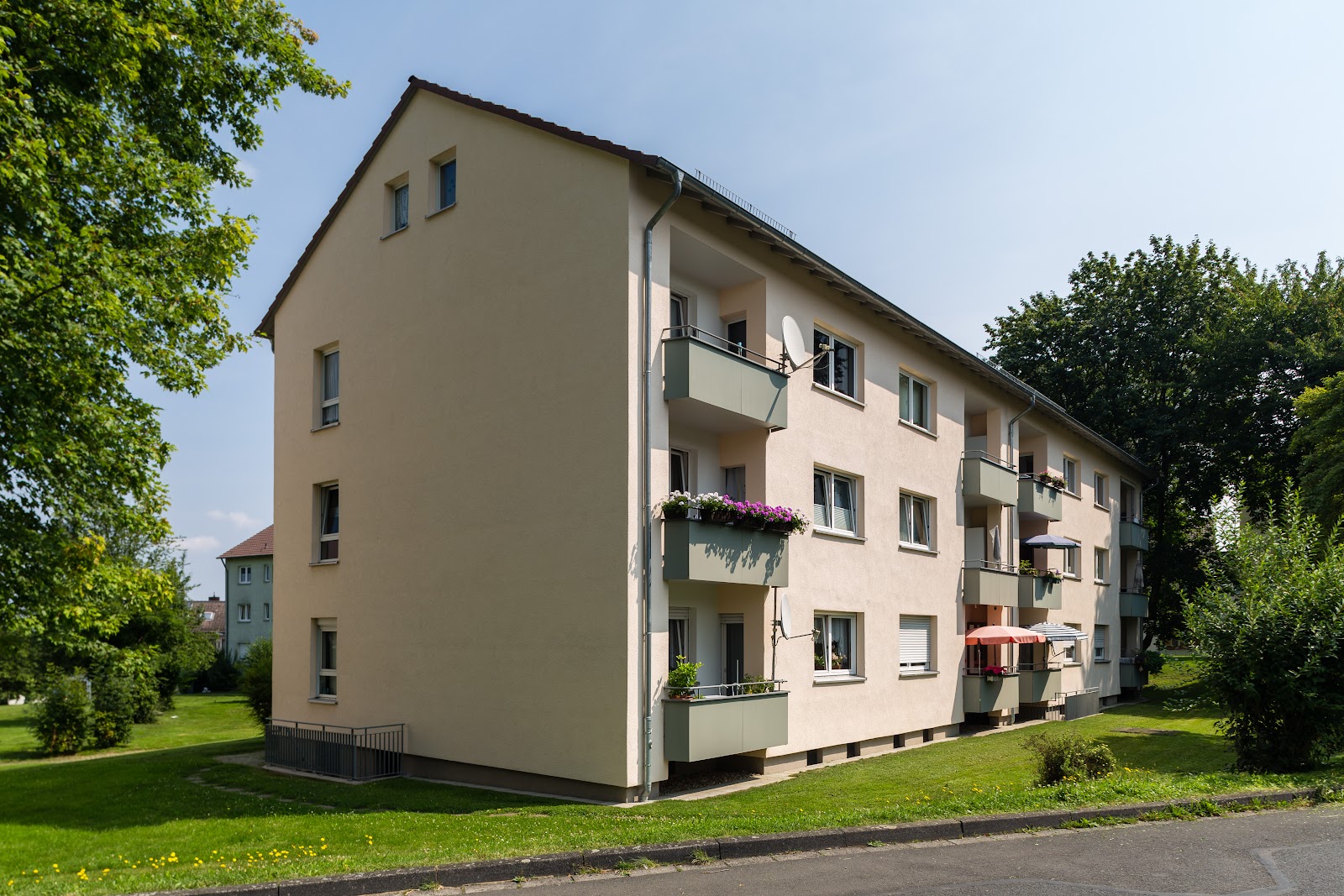Praktisch geschnittene 3-Zimmer-Wohnung mit Badewanne und Balkon - Foto 2