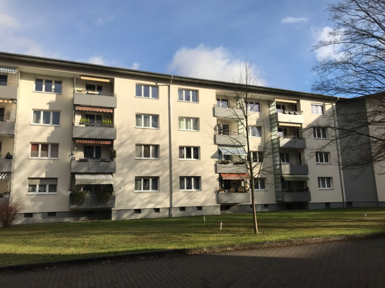 Praktisch geschnittene 4-Zimmer-Wohnung mit Balkon in Frankfurt - Preungesheim - Photo 2