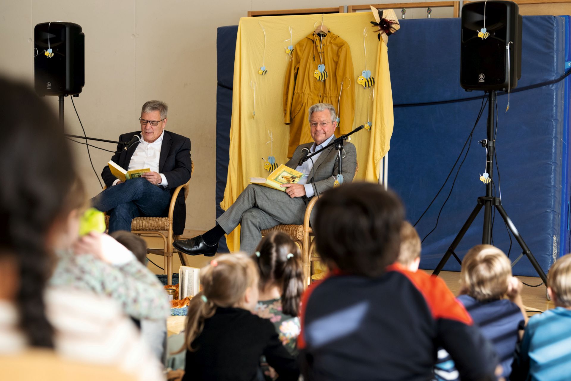 Dr. Constantin Westphal und Wiesbadens Oberbürgermeister Gert-Uwe Mende lasen aus dem Kinderbuch „Und plötzlich war Frau Honig da"