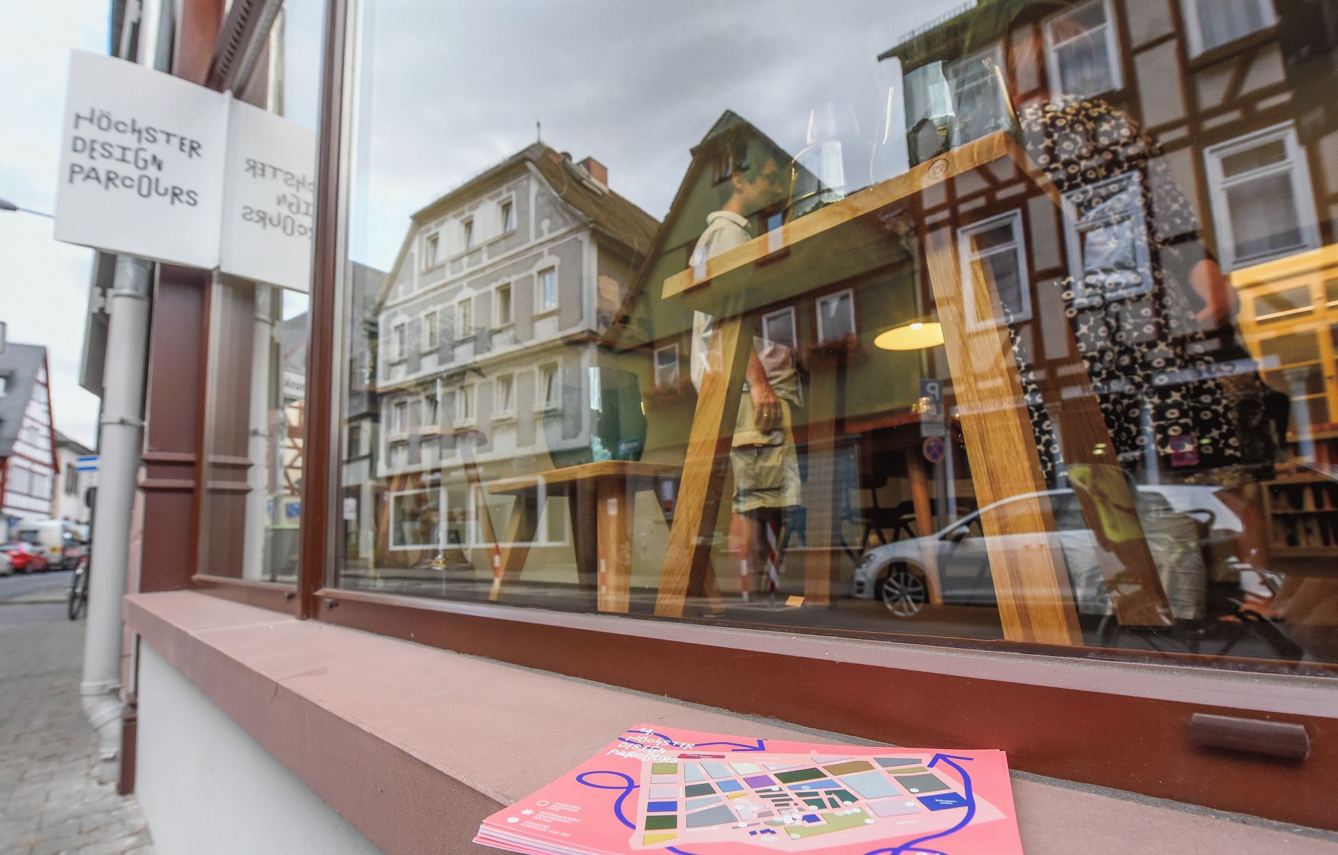 Blick ins Schaufenster eines Geschäfts in Höchst