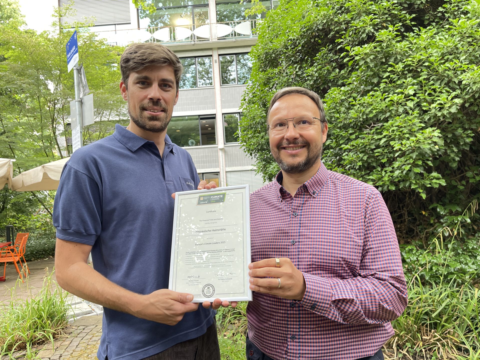 Gregor Steiger (li.) und Felix Lüter (re.) vom KC Nachhaltigkeitsmanagement mit der Urkunde für den European Climate Leader..