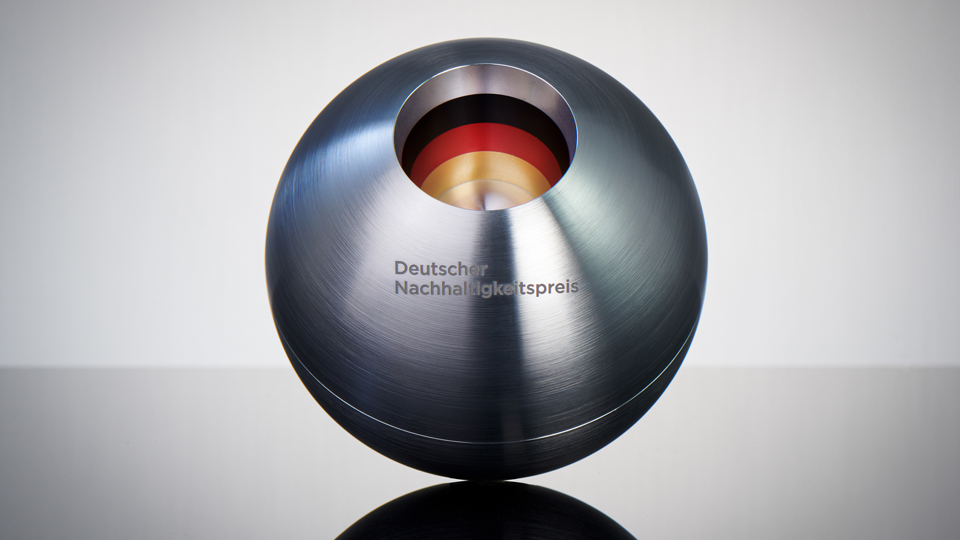 Der Pokal des Deutschen Nachhaltigkeitspreises