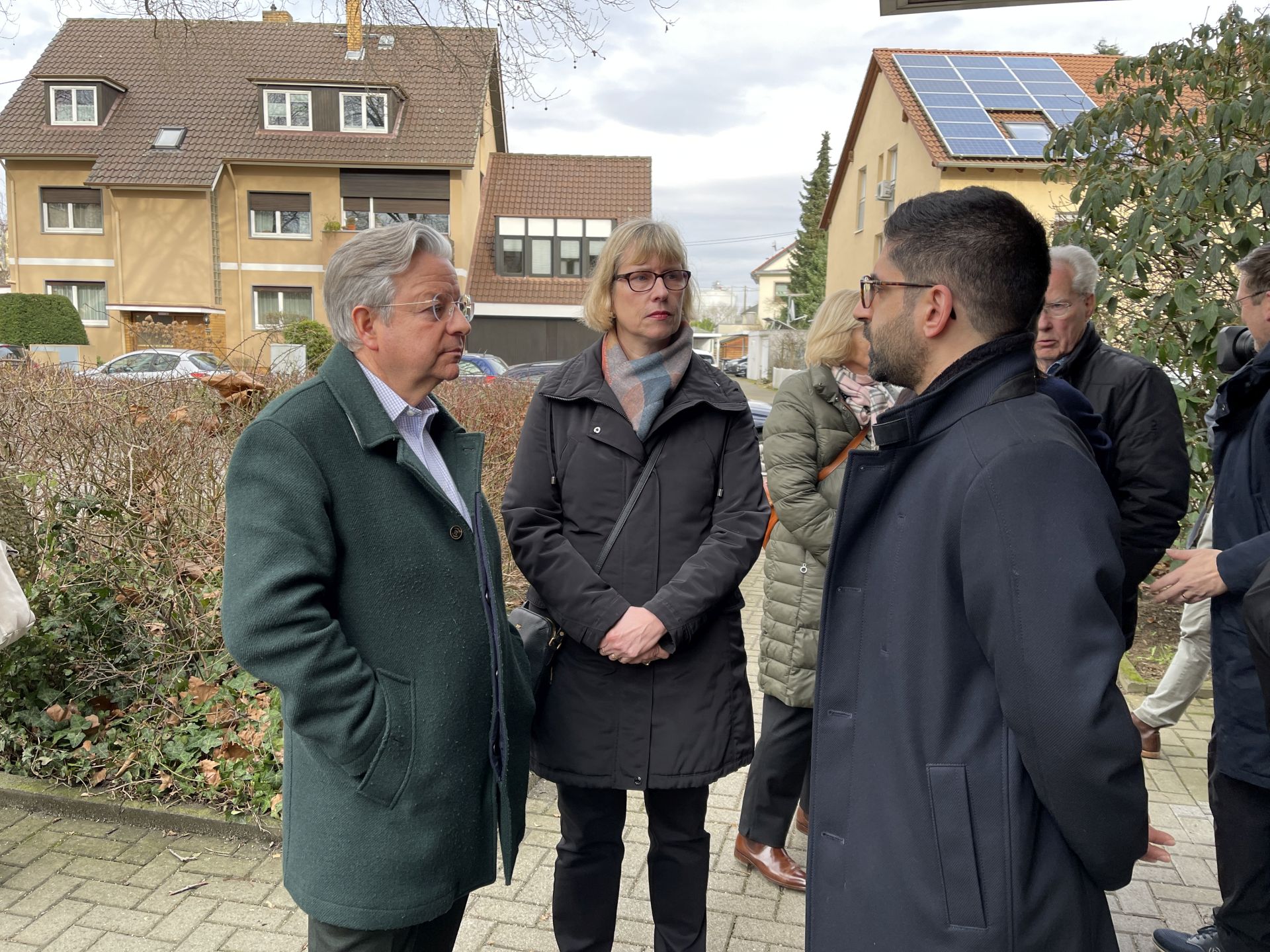 Die NHW-Geschäftsführer Monika Fontaine-Kretschmer und Dr. Constantin Westphal (li.) mit Hessens Wirtschaftsminister Kaweh Mansoori.