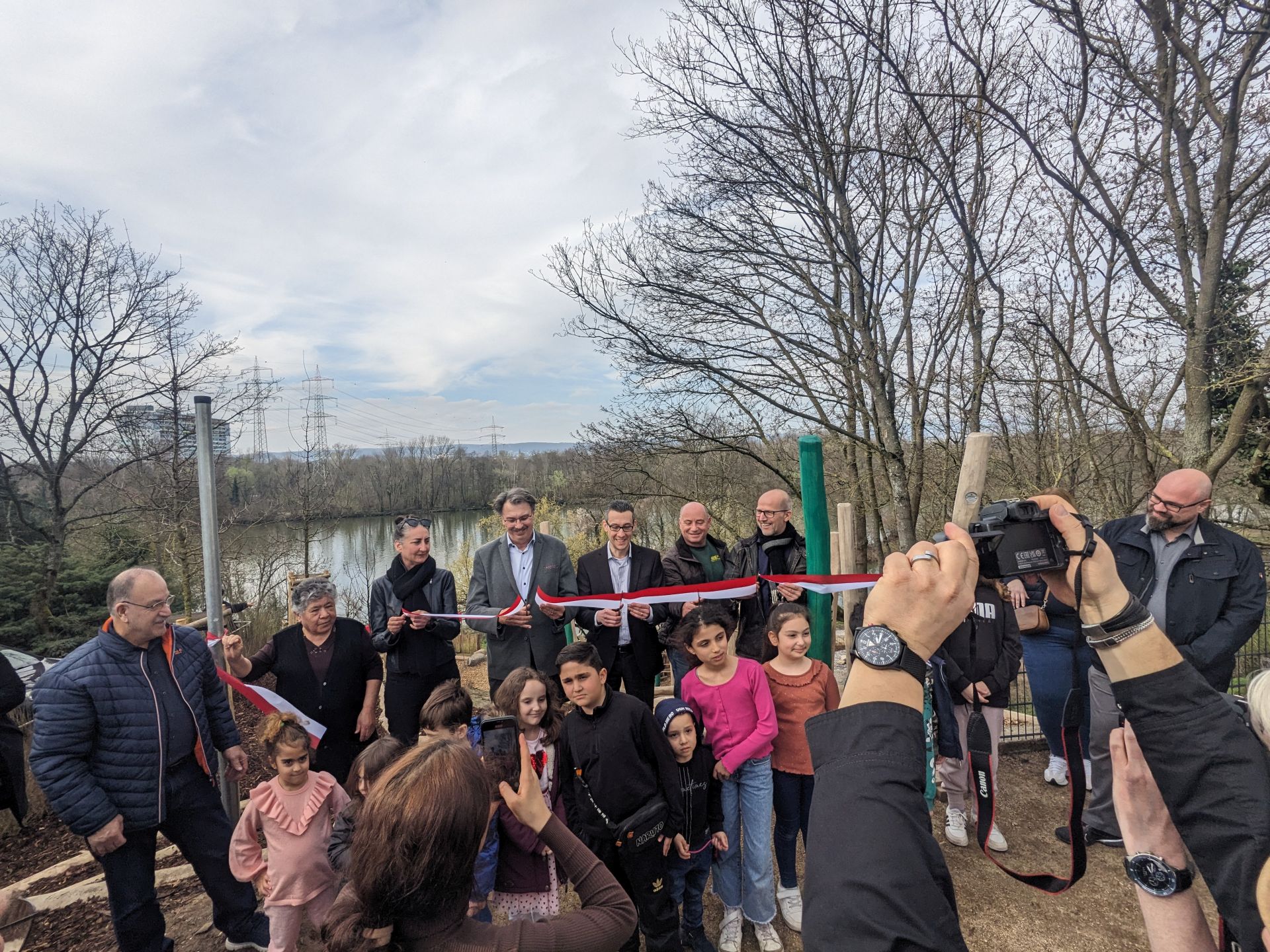 Das Band ist durchschnitten, ab jetzt kann gespielt werden: NHW-Regionalcenterleiter Thomas Türkis (hinten Mitte) und Kelsterbachs Bürgermeister Manfred Ockel haben den Abenteuerspielplatz eröffnet. Foto: NHW