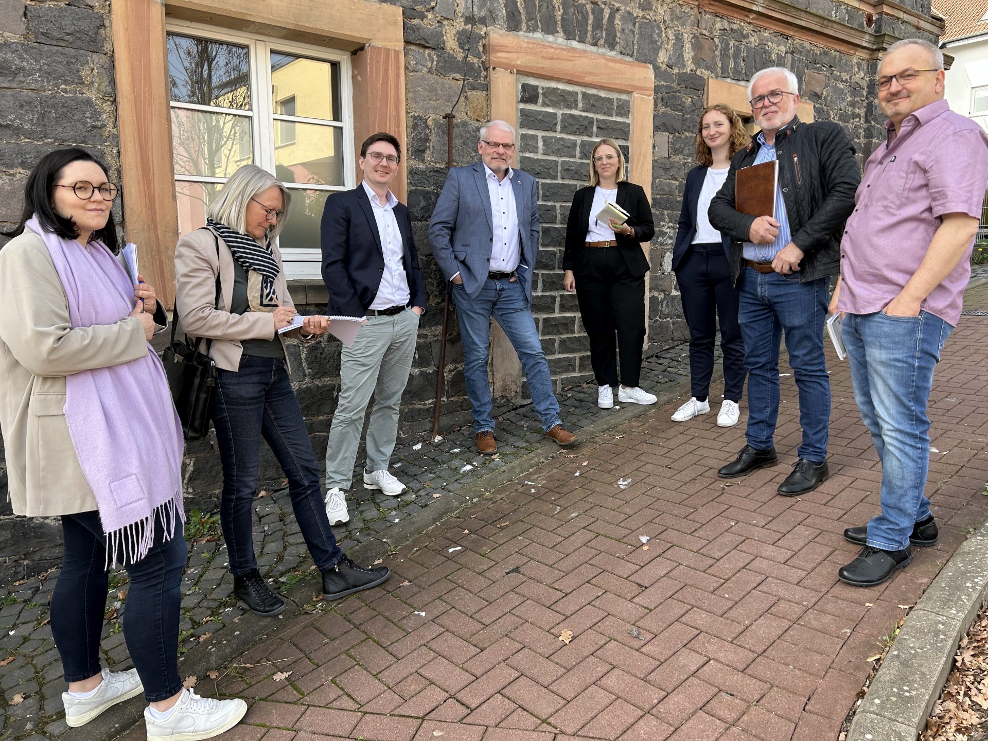 (v.l.) Laura Guthier, Dr. Kerstin Grünenwald (beide HessenAgentur), Andrej Müller (HMWVW), BGM Guido Kempel, Nicole Thamm, Katharina Müller (beide Kernbereichsmanagement NHW | ProjektStadt)), 1. Stadtrat Herbert Weber und Bernd Euler (Stadt Gedern).