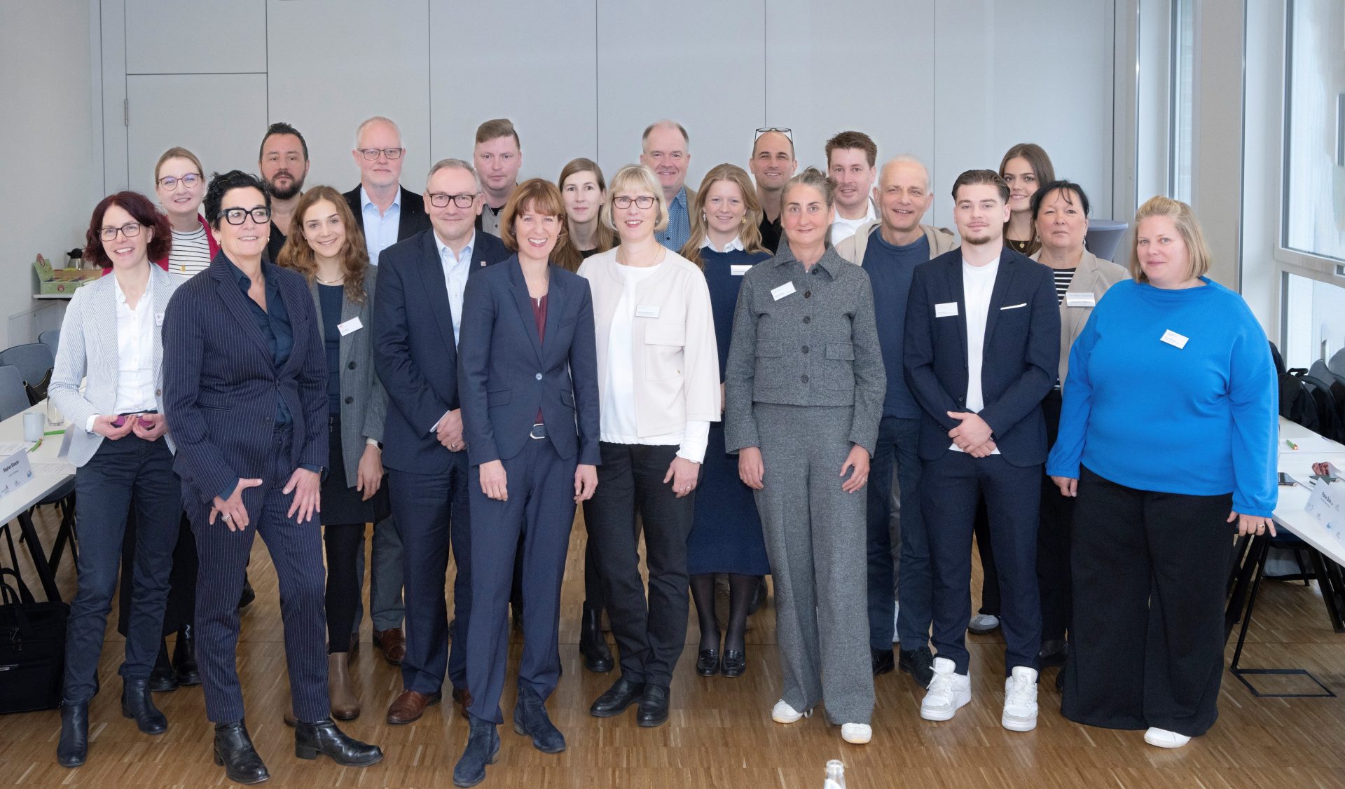 Gruppenfoto mit den Mitgliedern des Zukunftsbündnisses für Sozialen Zusammenhalt. Foto: NHW