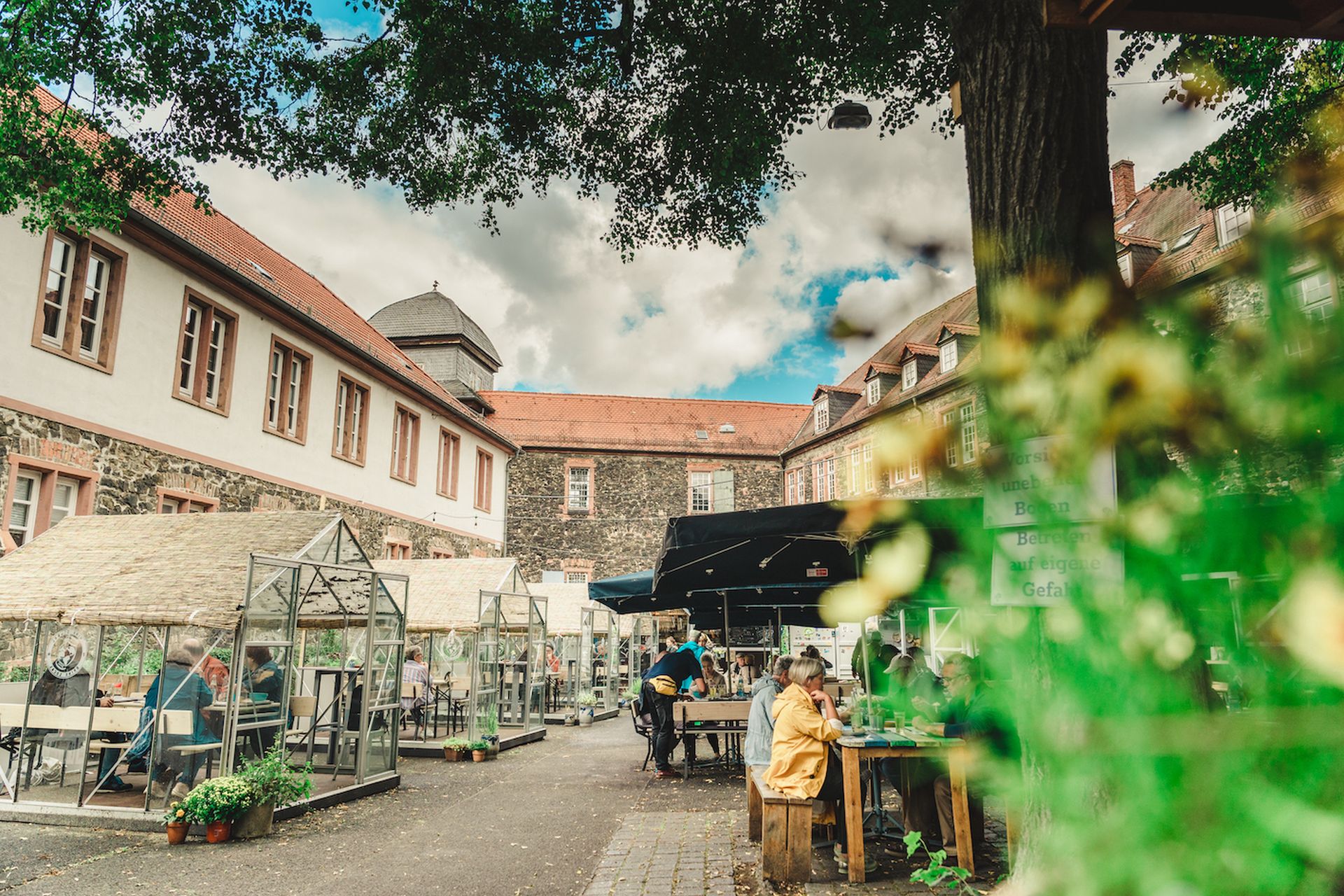 Innenhof mit Menschen auf Bänken